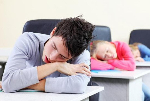 Mệt mỏi, khó tập trung. Đây là dấu hiệu bệnh thận dễ phát hiện nhất. Chức năng thận suy giảm có thể dẫn đến tích tụ độc tố và các tạp chất trong máu. Chính điều này khiến cho bạn cảm thấy mệt mỏi, sức khỏe yếu đi và khó tập trung. Một biến chứng khác của bệnh thận là thiếu máu. Việc thiếu máu cũng là nguyên nhân khiến cơ thể mệt mỏi và đuối sức.
