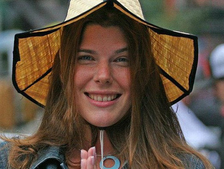 Liz (Elizabeth) ở NewJersy, Mỹ không chỉ xinh đẹp mà còn có tính cách rất mạnh mẽ. Trước đó, Liz hẹn hò với bạn trai Max được 2 năm. Nhưng rồi, vào tháng 9/2010, bác sĩ chẩn đoán Liz bị ung thư xương.