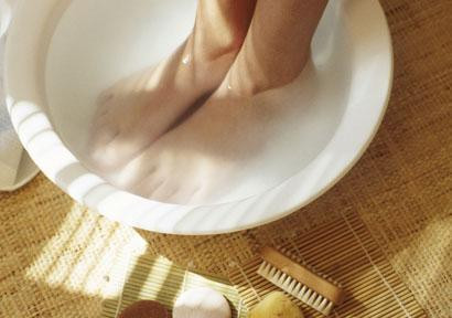 Bạn ngâm chân trong dung dịch này từ 15-20 phút. Sau đó dùng găng tay tẩy da chết, bàn chải hoặc đá bọt nhẹ nhàng chà vào khu vực da chân bị nứt.