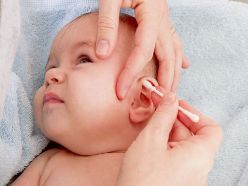Nó giống như một cái bẫy dính, ngăn vật thể lạ và vi khuẩn lọt vào tai. Ngoài ra, ráy tai cũng có thể tự làm sạch, bong tróc và rơi khỏi tai bằng sự giúp đỡ của các sợi lông nhỏ bên trong tai (còn gọi là lông mao).