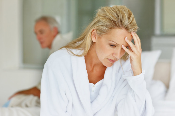 51 tuổi, mãn kinh. Khoảng 51 tuổi, người phụ nữ kết thúc chu kỳ kinh nguyệt của mình. Cũng giống như khi bắt đầu có kinh nguyệt, người phụ nữ mãn kinh sẽ gặp phải những rắc rối về mặt thể chất cũng như tâm trạng, dễ bị kích động, cáu gắt, nhiều tâm tư... Ảnh minh họa: modvive.com.