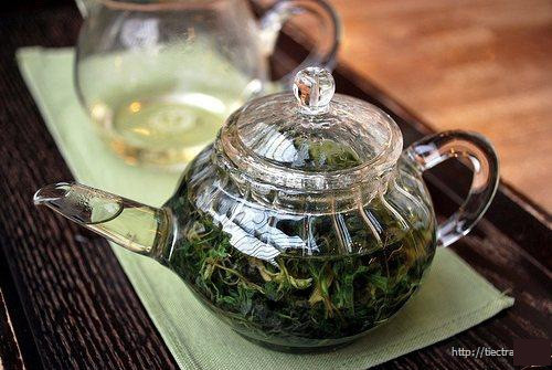 Trà ngải cứu là một trong những loại trà giải độc dễ chế biến. Trà ngải cứu có tác dụng lợi tiểu, đồng thời giúp loại bỏ sưng phù đáng kể. Đừng quên thưởng thức một tách trà ngải cứu sau khi thức dậy với đôi mắt sưng húp hay sau một ngày mệt nhọc mà chân tay sưng phù. Ảnh: trithuctre
