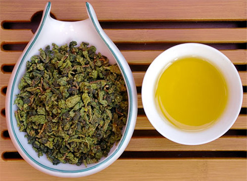 Trà Ô long có vị ngọt đắng, tính mát nên thanh nhiệt, tả hoả, giải độc rất hiệu quả. Thêm vào đó trà Ô long còn giúp giảm cân. Uống mỗi ngày trà Ô long sẽ giữ được khí sắc trẻ trung. Thường xuyên uống trà còn giúp bổ sung nhiều loại vitamin cần thiết cho cơ thể như acid amin và protein. Trà còn có tác dụng giải tỏa lo âu, tạo khả năng miễn dịch, tăng khả năng đề kháng bệnh tật và giải tỏa những lo lắng về tâm sinh lý. Ảnh: traxanh