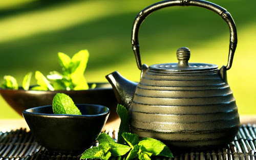 Trà xanh. Nhiều nghiên cứu khoa học cho thấy trà xanh có tác dụng tiêu diệt tế bào ung thư. Người thường xuyên làm việc trước máy vi tính nên uống trà xanh đều đặn để ngăn chặn các tác hại của bức xạ từ máy tính. Ảnh: vietq