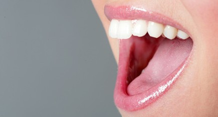 Dưa chuột giúp bạn có hơi thở tươi mát. Bạn chỉ cần ngậm một lát dưa chuột trên lưỡi, các vi khuẩn gây hôi miệng sẽ bị tiêu diệt và khống chế.