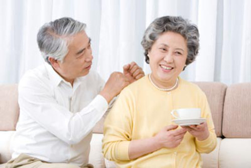 Tuổi tác. Ung thư não có thể xuất hiện ở mọi lứa tuổi, nhưng nhiều nghiên cứu cho thấy người trên 65 tuổi có nguy cơ mắc bệnh này cao hơn gấp 4 lần so với người trẻ tuổi. Ảnh: trithucsong