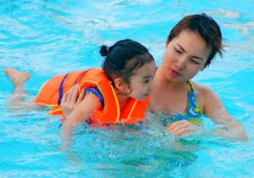 Học bơi là quá trình tự nhiên, quá trình chơi và mỗi trẻ là khác nhau nên bố mẹ tránh nôn nóng, tạo áp lực cho trẻ. Tất cả những gì cha mẹ cần là sự nhẹ nhàng, kiên nhẫn, để kích hoạt và duy trì những phản xạ bơi lội tự nhiên của trẻ. Ảnh: blogspot