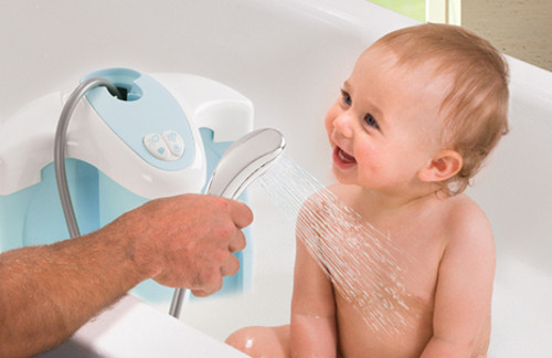 Để giúp trẻ không sợ nước, bước khởi đầu tốt nhất là để bé thích thú mỗi khi được tắm ở nhà. Có thể cho bé chơi trò "tắm mưa" dưới vòi hoa sen khi tắm. Nước vòi sen nhẹ nên các bé thường không sợ khi nước chảy từ đầu xuống và có vẻ thích thú trong thời gian tắm. Ảnh: kidsplaza