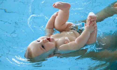Nguyên tắc đầu tiên là giúp trẻ luyện tập không sợ bị giội nước vào đầu và không sợ cảm giác bồng bềnh trong nước. Ảnh: khampha