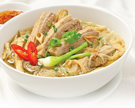 Vịt xáo măng. Nguyên liệu gồm có 1 con vịt béo, măng lá, măng củ, mùi tàu, húng quế, hành lá, gừng, chanh, ớt, tỏi, gia vị... Món ngon từ thịt vịt này có vị ngọt thơm của nước dùng, béo ngậy của vịt, ăn kèm bún thì ngon miễn chê!