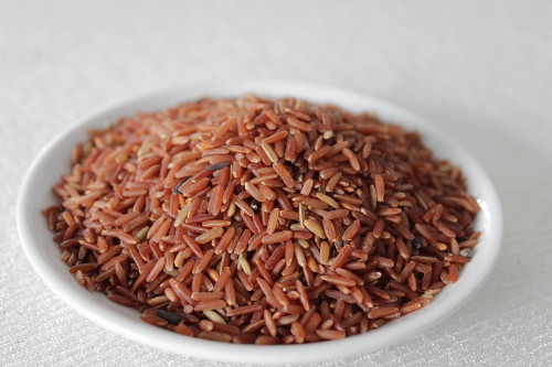 Bánh ngũ cốc nguyên hạt, và pho mát. Ngũ cốc giàu dinh dưỡng như gạo nứt, lúa mì, lúa mạch đen, và quinoa có thể làm giảm lượng đường trong máu và cholesterol. Pho mát có thể giúp tăng thêm protein để ổn định lượng đường trong máu, kiềm chế cơn đói, và cung cấp canxi cho xương chắc khỏe.