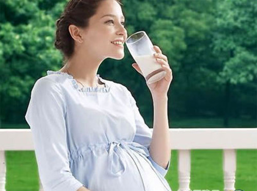 Uống nhiều nước. Uống ít nhất 8 - 10 ly nước mỗi ngày (tương đương với 2-2,5 lít nước) là cách đơn giản nhất để tăng lượng nước ối. Khi cơ thể thiếu nước lượng nước ối cũng theo đó mà giảm theo. Vì thế mẹ bầu cần nhớ phải uống nước trong suốt cả ngày và không nên chờ đến khi khát mới uống. Ảnh: dinhduong