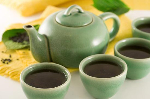 Hạn chế thực phẩm lợi tiểu. Các loại thảo dược có tác dụng lợi tiểu như trà râu ngô, nước rau má, trà bồ công anh, chè đặc, cà phê, bia… Đây là những thủ phạm vô tình khiến mẹ bầu bị mất nước. Mẹ càng đi vệ sinh nhiều thì nguy cơ mất nước càng cao. Khi cơ thể thiếu nước, lượng nước ối cũng sẽ giảm theo. Ảnh: skcd
