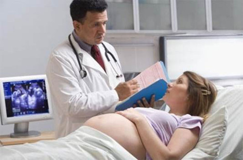 Truyền dịch. Đây là phương pháp trực tiếp làm tăng nước ối cho thai phụ. Với những bà bầu thiếu nước ối trầm trọng, bác sĩ có thể tiêm nước ối, truyền tĩnh mạch hoặc đặt ống truyền nước ối để cung cấp nước kịp thời cho bào thai, giúp tăng nước ối để bảo vệ bào thai phát triển khỏe mạnh. Ảnh: mecon