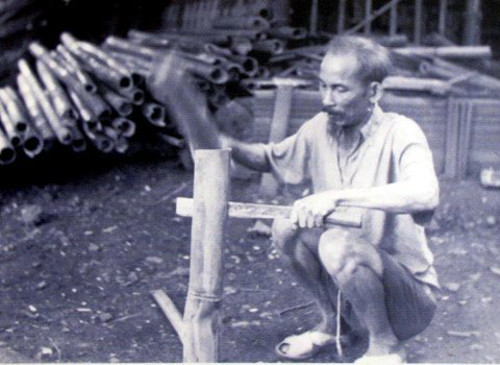 Những hình ảnh Bác Hồ leo núi, chống gậy qua suối hay thoăn thoắt trên đường công tác, nhanh nhẹn ra thăm cánh đồng hay tới trận địa cao xạ pháo, chẻ củi… đều cho chúng ta cái ý niệm đẹp đẽ về sự kết hợp tuyệt vời giữa một trí tuệ mẫn tiệp và tinh thần thép bên trong một cơ thể cường tráng luôn được tự rèn luyện.