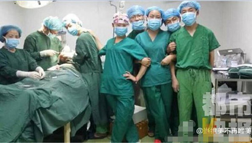Họ không ngờ rằng khi những bức ảnh này được đăng lên mạng, lại vấp phải phản ứng dữ dội của cộng đồng mạng Trung Quốc. Cộng đồng mạng vô cùng nổi giận và bày tỏ sự khó chịu trước “sự thờ ơ và vô cảm với bệnh nhân” của các y bác sĩ trong kíp mổ. Ảnh: tienphong