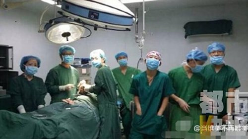 Sau những lời chỉ trích của dư luận, Bệnh viện Fengcheng đã quyết định sa thải một Phó giám đốc phụ trách giám sát đội ngũ nhân viên y tế. Giám đốc của bệnh viện này cũng bị Sở Y tế Tây An phạt nặng. Ảnh: giaoducthoidai