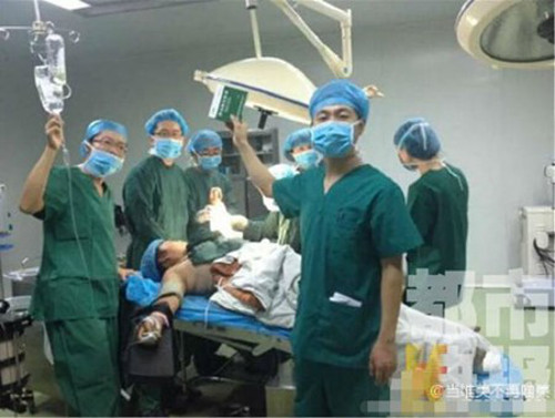 Cuối năm 2014, dư luận Trung Quốc vô cùng giận dữ khi bắt gặp hình ảnh các y bác sĩ tươi cười chụp ảnh cạnh một bệnh nhân đang nằm trên bàn mổ. Được biết, các y bác sĩ ở bệnh viện Fengcheng tỉnh Tây An, Trung Quốc quyết định chụp lại những bức ảnh này để lưu lại kỷ niệm về phòng mổ cũ của họ sắp bị thay thế bởi một phòng mổ mới hiện đại hơn. Ảnh: ShanghaiDaily