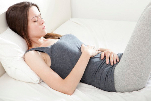Co thắt dạ dày. Khối u phát triển trong ruột kết có thể chặn đường đi và gây ra những cơn đau co thắt ở dạ dày. Nếu như cơn co thắt kèm theo cảm giác đau thì có thể khối u đã đi chọc vào thành ruột và hình thành nên bệnh ung thư trực tràng. Ảnh: benhvienthucuc
