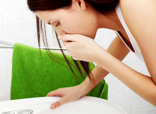 Buồn nôn. Có rất nhiều nguyên nhân dẫn đến tình trạng buồn nôn và ói mửa. Tuy nhiên, nếu một người bị buồn nôn, ói mửa kèm theo đau và táo bón thì đó có thể là dấu hiệu cảnh báo ung thư trực tràng. Nguyên nhân là do khối u gây tắc nghẽn đường ruột. Ảnh: edu