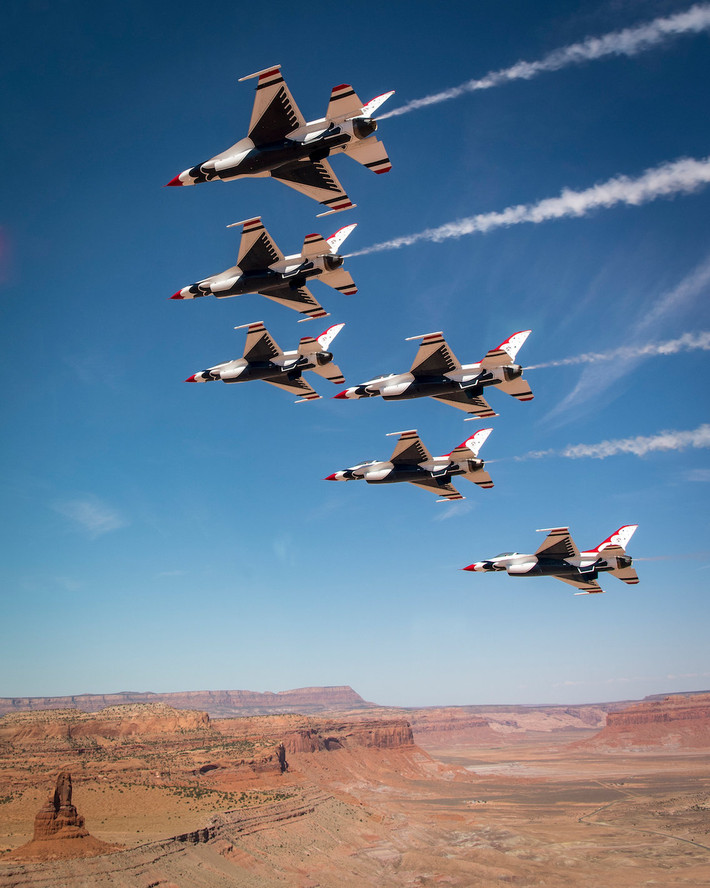 Máy bay chính của phi đội Thunderbird là những chiếc F-16C một chỗ ngồi và F-16D 2 chỗ ngồi. Đội bay có 8 phi công, trong đó có 6 phi công chính, 7 kỹ thuật viên và 130 nhân viên hỗ trợ mặt đất. Ảnh: USAF.