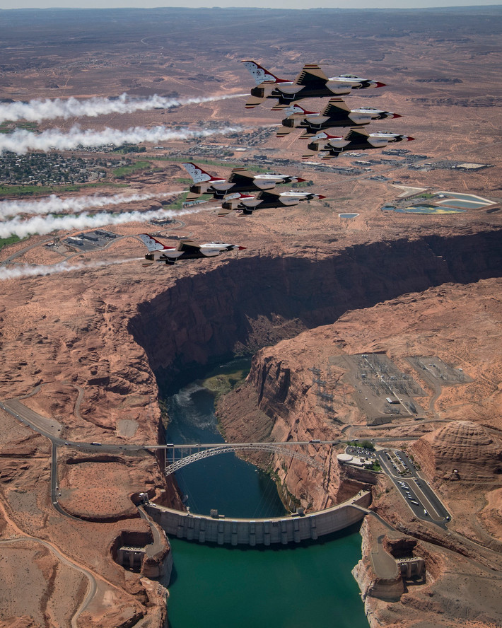 Đội bay Thunderbird bay qua đập Glen Canyon, hồ Powell vào ngày 10/9, tại triển lãm hàng không Frontiers and Flight được tổ chức tại căn cứ không quân McConnell, bang Kansas. Ảnh: USAF.