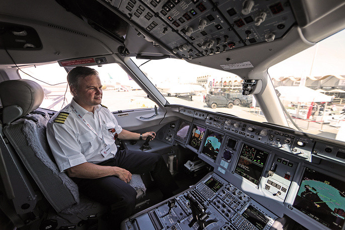 Buồng lái hiện đại của máy bay vận tải hành khách Superjet 100 do Tập đoàn Sukhoi của Nga chế tạo. Đây là sản phẩm được kỳ vọng sẽ tạo nên danh tiếng cho ngành hàng không dân sự của Nga vốn không được đánh giá cao. Ảnh: TASS.