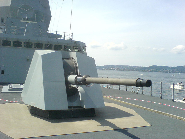 Đó là chưa kể hàng loạt hệ thống vũ khí phụ gồm pháo hạm cao tốc 76mm, pháo CIWS 40mm, đại liên 12,7mm rồi hệ thống vũ khí âm thanh LRAD đã "chìm nghỉm" vì sự tắc trách của thủy thủ đoàn, chủ quan của đội ngũ chỉ huy đã khiến Hải quân Na Uy. Nguồn ảnh: Wikipedia