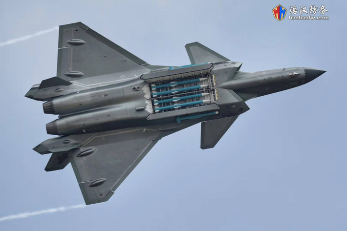J-20 có khả năng mang tổng cộng 6 tên lửa, gồm 2 tên lửa tầm ngắn và 4 tên lửa tầm xa. Trong khi đó F-22 của Mỹ có thể mang theo 6 tên lửa tầm xa và 2 tên lửa tầm ngắn. Dù trọng lượng và kích thước của J-20 lớn hơn F-22. Ảnh: Haohanfw.