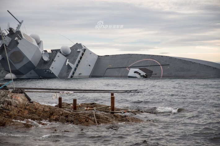 Tàu khu trục KNM Helge Ingstad chìm dần trước sự bất lực của lực lượng cứu hộ. Hai phần ba tàu đã chìm dưới nước. Ảnh: Sina.