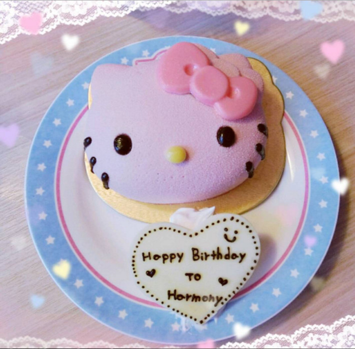 Và kèm chiếc bánh sinh nhật hello kitty đặc biệt chưa bao giờ có ở các nhà hàng khác.