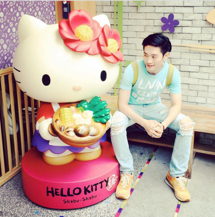 Ở ngay cửa vào nhà hàng Hello Kitty, du khách sẽ được đón chào bởi một con mèo hello kitty to hơn người thật, trên tay ôm nồi lẩu đặc trưng của nhà hàng.