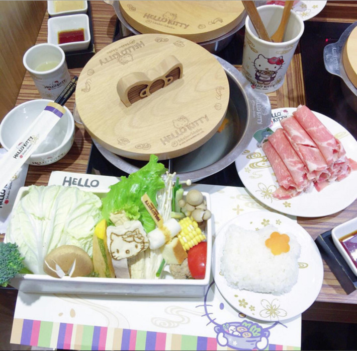 Bát, đĩa hay thìa dĩa đều được in hình kitty đặc trưng đáng yêu. Món cơm được nặn khéo léo thành cô mèo với thắt nơ hình cà rốt.