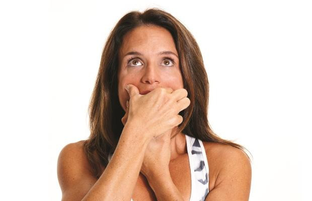 Môi trên. Tạo hình chữ V với ngón cái và ngón trỏ bằng tay trái ở 2 góc miệng. Dùng tay phải đặt cùng vị trí với tay kia và dùng tay phải mở rộng miệng như tư thế cười. Cách này sẽ làm cho vùng da hai bên mép của bạn giảm nếp nhăn rõ rệt.