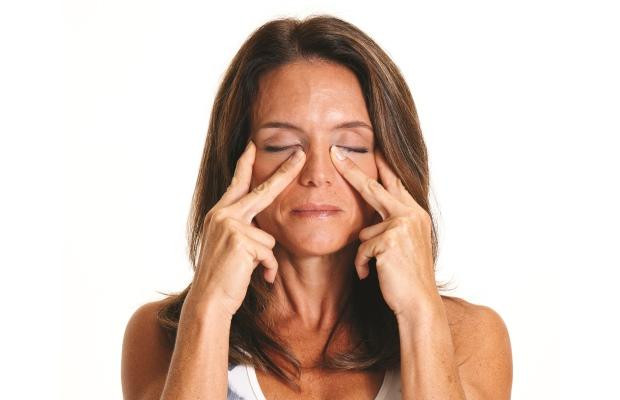Mí mắt dưới. Tương tự như bài massage với mí mắt trên, bạn hãy nhắm mắt rồi đặt ngón trỏ vào góc ngoài mắt và ngón giữa vào góc trong của mắt. Sau đó ấn nhẹ ngón giữa để làn da được đàn hồi.