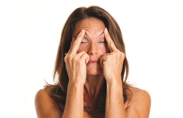Mi mắt trên. Đặt ngón tay trỏ vào góc ngoài mắt và ngón tay giữ ở trung tâm lông mày. Nhẹ nhàng đẩy lên và nhìn xuống sau đó nhắm chặt mắt để cơ bắp quanh nhãn cầu được chuyển động.