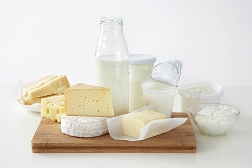 Các sản phẩm sữa. Một số nhà nghiên cứu tin rằng, u xơ tử cung thường gặp ở những phụ nữ tiêu thụ ít sản phẩm sữa. Canxi trong sữa sẽ ức chế sự tăng trưởng các tế bào có thể phát triển thành các khối u. Hãy kết hợp các mặt hàng sữa ít chất béo vì sản phẩm nhiều chất béo có thể góp phần vào tình trạng viêm và tăng cân.