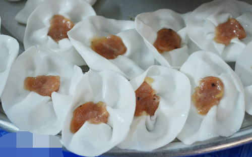 Bánh vạc. Tuy ít nổi danh trên bản đồ ẩm thực nhưng nó lại được đặt lên hàng đầu menu trong các quán ăn ở Hội An. Những chiếc bánh vạc có hình dáng nhỏ nhỏ, xinh xinh và có màu trắng trông như những đoá hoa hồng nên bánh vạc.
