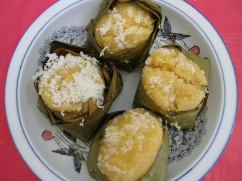 Bánh gồm các nguyên liệu chính: bột gạo, bột thốt nốt, đường thốt nốt, nước cốt dừa. Vị xôm xốp của bánh, ngọt béo của đường, của dừa, hòa lẫn mùi thơm thoảng đặc trưng của đường thốt nốt xông lên tận mũi, không lẫn vào đâu được.