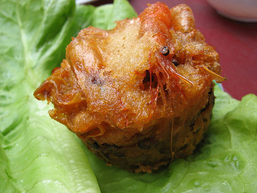 Bánh có vỏ làm từ bột gạo, bột đậu nành và trứng, còn nhân bánh là thịt heo băm ướp gia vị và trộn với củ hành tím xắt nhỏ và một ít đậu xanh hấp. Ăn cùng với các loại rau thơm, rau sống như húng lủi, quế, xà lách, cải xanh… chấm nước mắm chua ngọt với gừng thái nhỏ, cải đỏ, cải trắng…