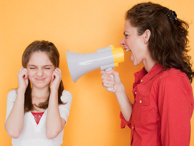 La hét. Từ ngữ không có ý nghĩa khi bạn dùng nó để ném vào một đứa trẻ non nớt. La hét chỉ là biểu hiện cha mẹ không tài nào kiểm soát nổi hành vi của con. Nó sẽ dẫn đến hình ảnh tiêu cực của bạn trong mắt trẻ.