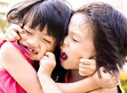 Cách dạy con hay nhất là phụ huynh hãy chỉ ra khuyết điểm của con và động viên chúng khắc phục. Theo cách này sẽ giúp trẻ tự tin hơn và sớm đạt được những kết quả tốt.