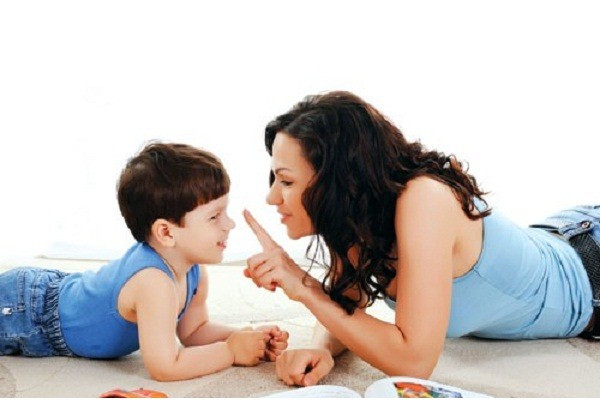 Thay vì la lối om sòm hãy bắt đầu nói chuyện với con “Tại sao con làm điều đó ? Nó có thể làm tổn thương con. Con có muốn chơi với các khối lego hoặc vẽ một bức tranh?” Bất cứ điều gì có thể chuyển hướng tâm trí của con bạn sẽ thay đổi được hành vi khác thường của bé.