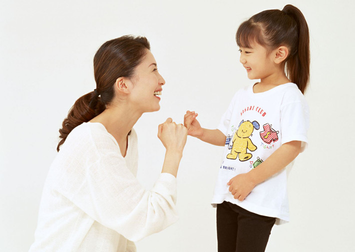Đầu tiên phụ huynh nên nén cơn giận và nói chuyện với trẻ, sau đó bớt một số đặc quyền như dùng máy tính, iPad hay rút ngắn thời gian chơi. Nếu tất cả các phương án thất bại thì mới đến đòn roi sau cùng.