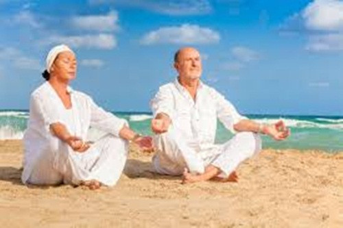 Lạc quan với cuộc sống. Một nghiên cứu kiểm tra tính cách của những người Do Thái giữa độ tuổi 97 -107 cho thấy hầu hết họ đều có cái nhìn tích cực và hài hước. Cụ Norma Martin, 100 tuổi, sống ở Sarasota cho biết, lạc quan giúp cụ có được cuộc sống vui tươi. Cụ luôn cảm thấy rất may mắn trong tất cả các khía cạnh của cuộc sống.