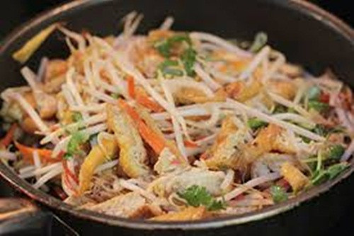 Giá đỗ rất tốt cho những trẻ em thiếu máu. Nó cũng hỗ trợ kiềm chế cholesterol, chống lão hóa, giảm căng thẳng và tăng chất sừng cho móng tay hay tóc. Các mẹ hãy thêm giá đỗ vào các món salad trộn cùng mayonnaise trẻ sẽ rất thích.