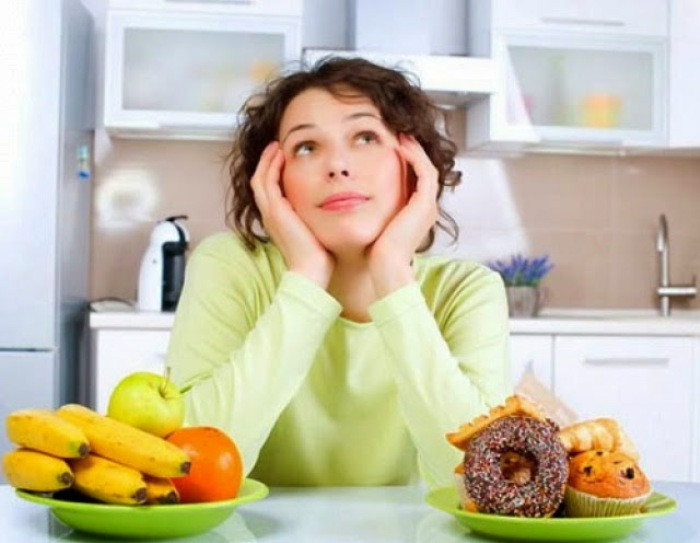 Tăng nguy cơ mù lòa và urê huyết. Nghiên cứu y khoa khẳng định, ăn quá nhiều trái cây ngọt vào ban đêm cũng có thể gây mù lòa. Thậm chí có thể bị tiểu đường, bệnh võng mạc, chảy máu mắt ở tuổi trung niên.