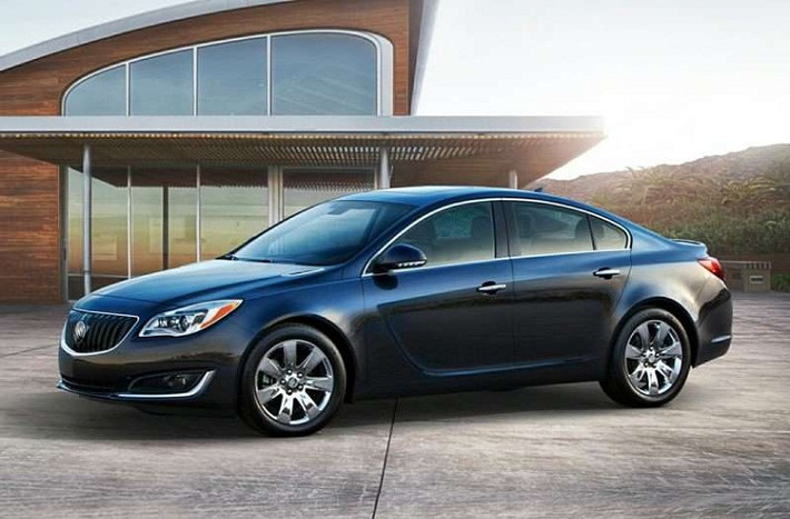 5. Buick Regal 2015 ($29,690): Xe sử dụng động cơ Turbo Premium 2.0L, 4 xi lanh, dẫn động cầu trước, với mức giá bán vô cùng khiêm tốn.