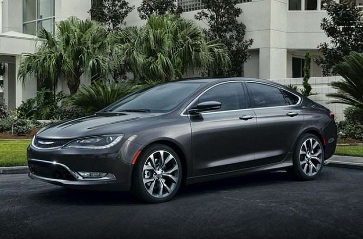 1. Chrysler 200 2015 ($21,795): Xe sở hữu động cơ Tigershark 4 xi-lanh 2.4 lít, với công suất tối đa 184 mã lực, momen xoắn cực đại 234 Nm và hộp số 9 cấp.