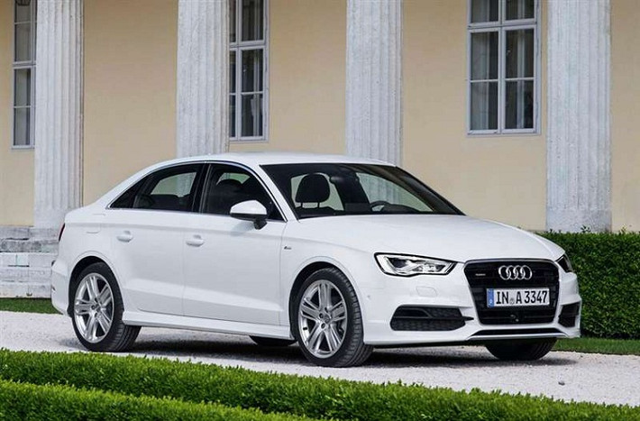 6. Audi A3 2015 ($29,900): Mẫu xe nhỏ gọn 5 cửa này sở hữu khoang chứa đồ rộng từ 380 tới 1.220 lít và động cơ công suất 125 mã lực, mức tiêu hao nhiên liệu trung bình chỉ 4,9lít/100 km theo công bố của Audi.